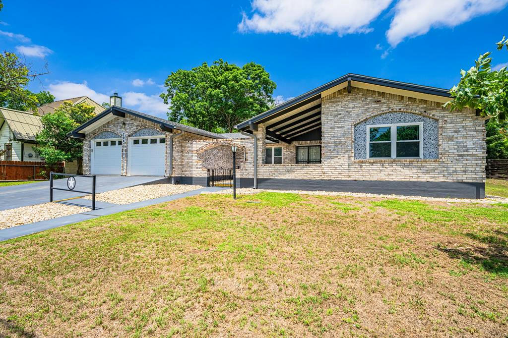 704 OVERHILL DR, KERRVILLE, TX 78028, photo 1 of 27